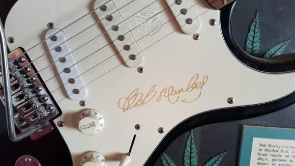 Guitarra eléctrica con autógrafo de BOB MARLEY