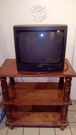 Televisor y mueble de madera