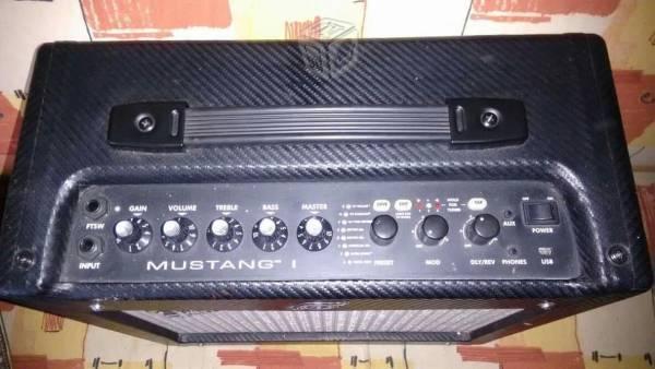 Amplificador Fender Mustang v1