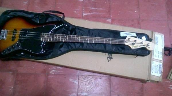 Bajo Squier Jaguar Bass