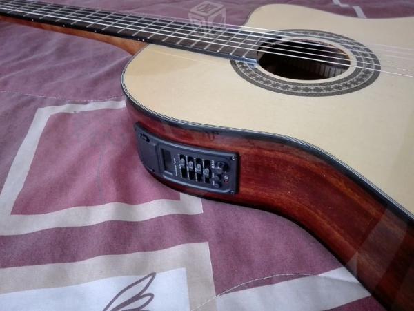 Guitarra electroacústica La Sevillana