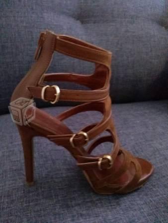 Tacones camel