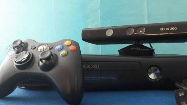 Xbox 360 4GB con Kinect y accesorios varios