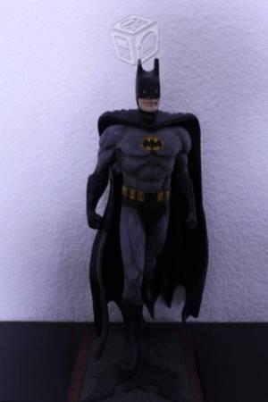 Figura de Batman con traje gris y capa negra