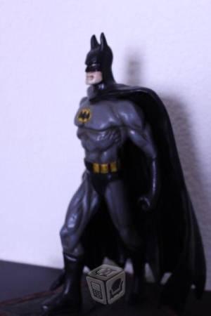 Figura de Batman con traje gris y capa negra