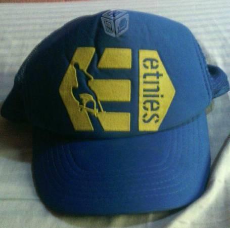 dos gorras dc etnies de broche