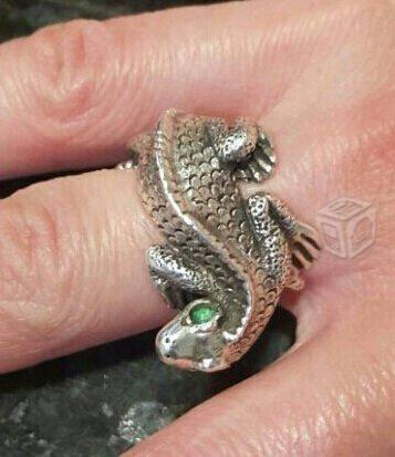 Anillo de Iguana con ojos de esmeralda plata