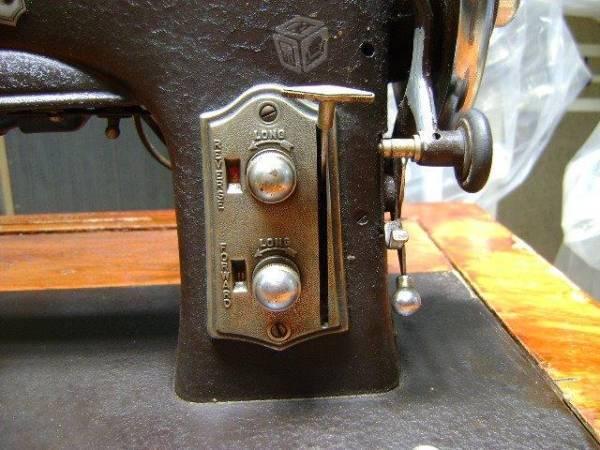 Máquina de coser eléctrica marca DOMESTIC