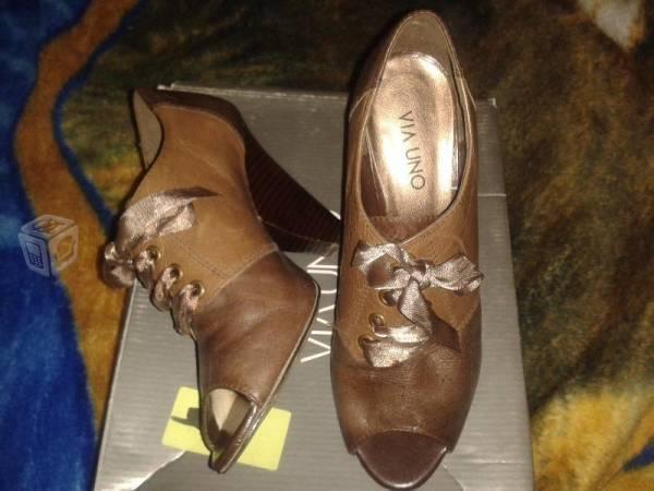 Zapatos tipo botín descubiertos cafés dos tonos