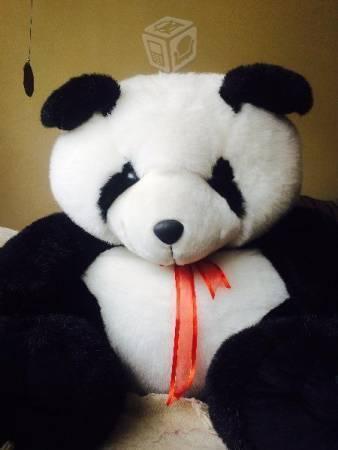 Muñeco de peluche con caracteristica de oso panda