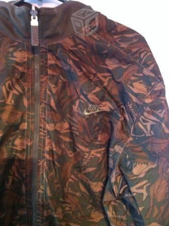 Chamarra doble vista Nike camuflaje