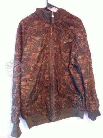 Chamarra doble vista Nike camuflaje