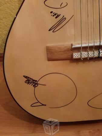 Guitarra de colección autografiada por Camila