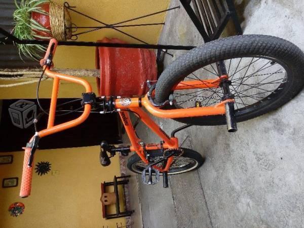 Bicicleta de salto marca Mongoose