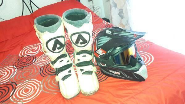 Botas y casco cross