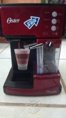 Cafetera Oster latte roja capuchinos TC 3 MSI