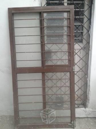 Puerta de fierro con vidrio