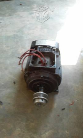 Vendo motor trifasico 220-440volts