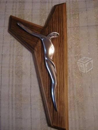 2 cruces artesanales , de buena madera con cristos