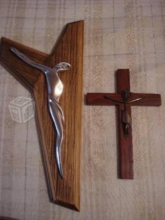 2 cruces artesanales , de buena madera con cristos