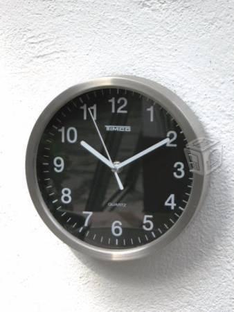 Reloj de pared Timco con marco de acero inoxidable