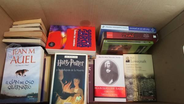 Caja y media llena de libros. títulos varios