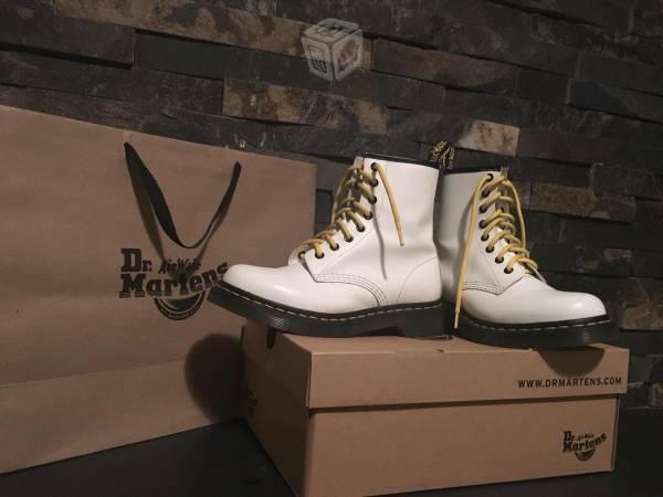 Dr. Martens blancas