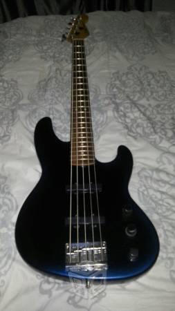 Bajo Fender activo 5 cuerdas, usa