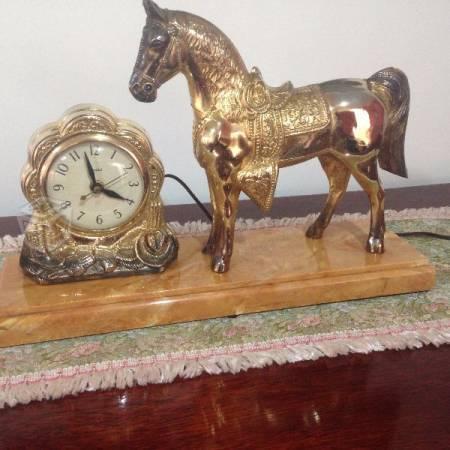 Reloj electrico decorativo con caballo United