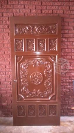 Puerta de madera tallada a mano