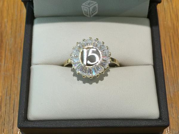 anillo de 15 años en oro de 10k