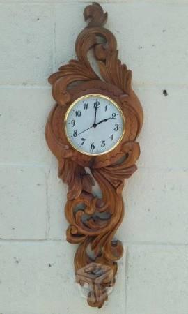 Reloj tallado en madera de cedro