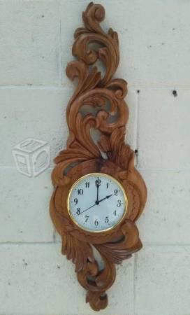 Reloj tallado en madera de cedro
