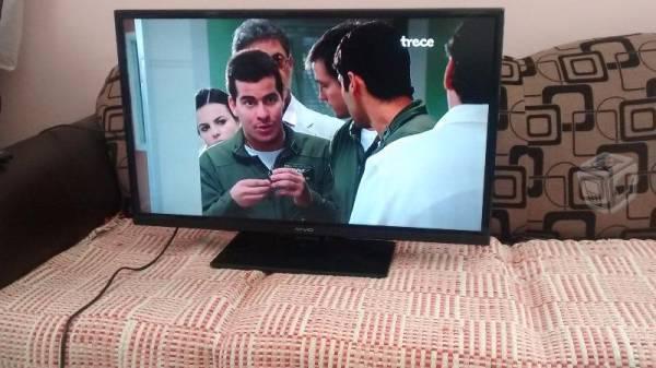 Pantalla marca Atvio, es Led de 32 Pulgadas