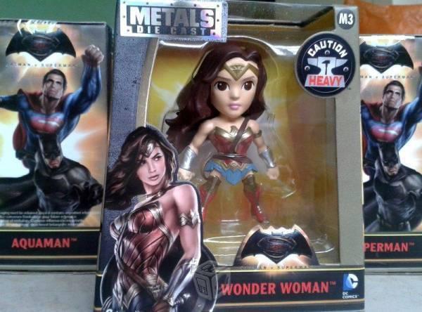 Wonder woman. metals die cast. batman v superman