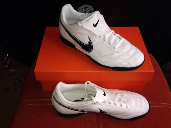 Tenis Nike Egoli TF