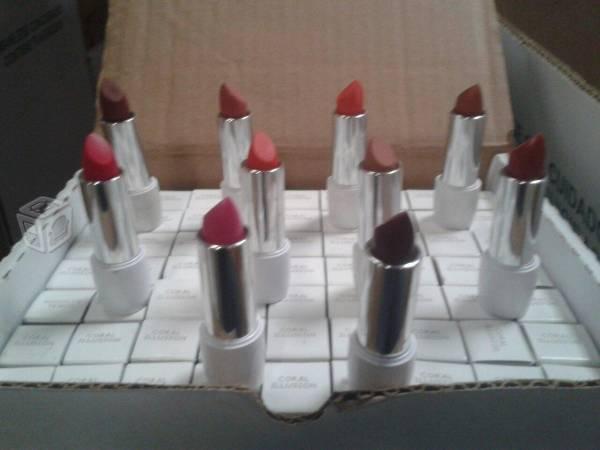 Caja con 63 Labiales Jafra