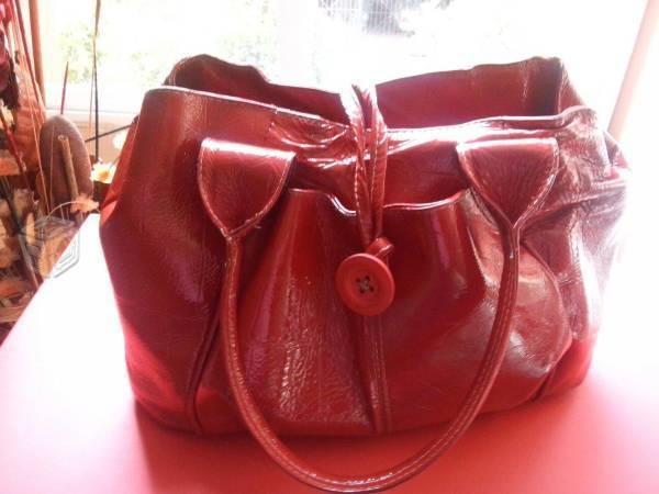 Bolsa piel charol rojo escarlata seminueva