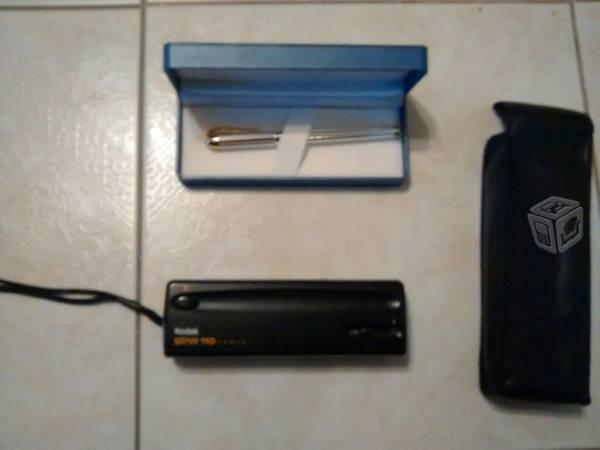 Camara retro y bolígrafo