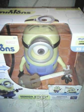 Minion interactivo Stuart con guitarra