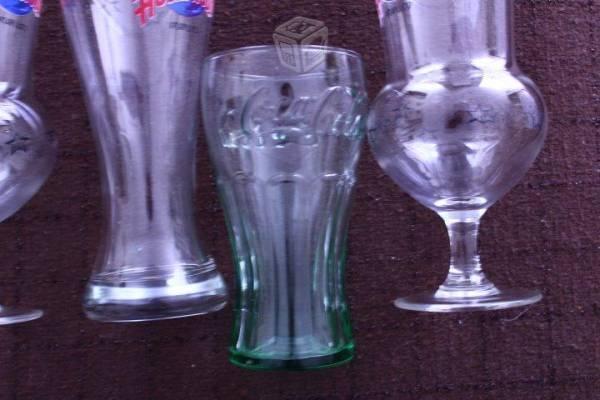 Tres copas y un vaso retro de vidrio