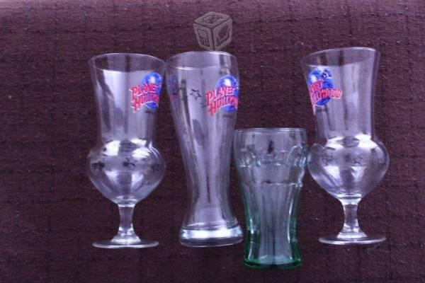 Tres copas y un vaso retro de vidrio