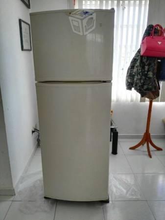 Un refrigerador whirlpool 14p buen estado