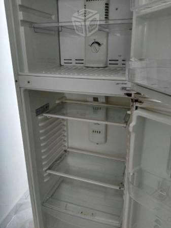 Un refrigerador whirlpool 14p buen estado