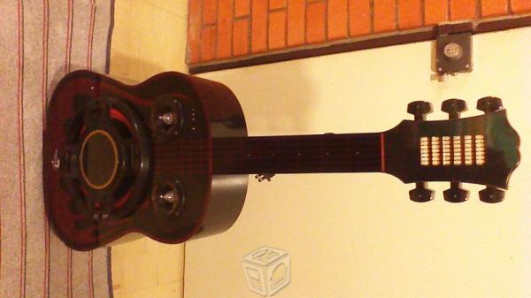 Bafle amplificado en forma de guitarra 10