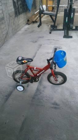 Es una bicicleta de niño rodada 12