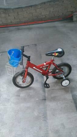 Es una bicicleta de niño rodada 12