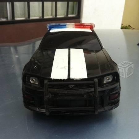 Auto a scala mustang policía EUA