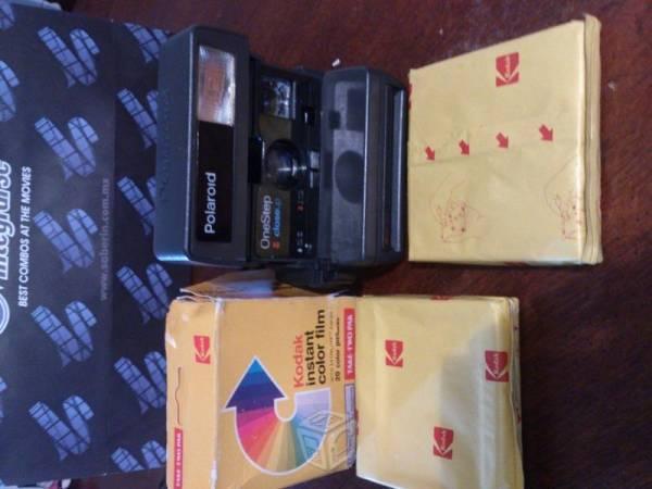 Camara Polaroid funcionando con 2 rollos