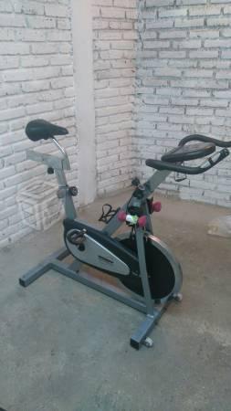 Bicicleta de spinning con mancuernas